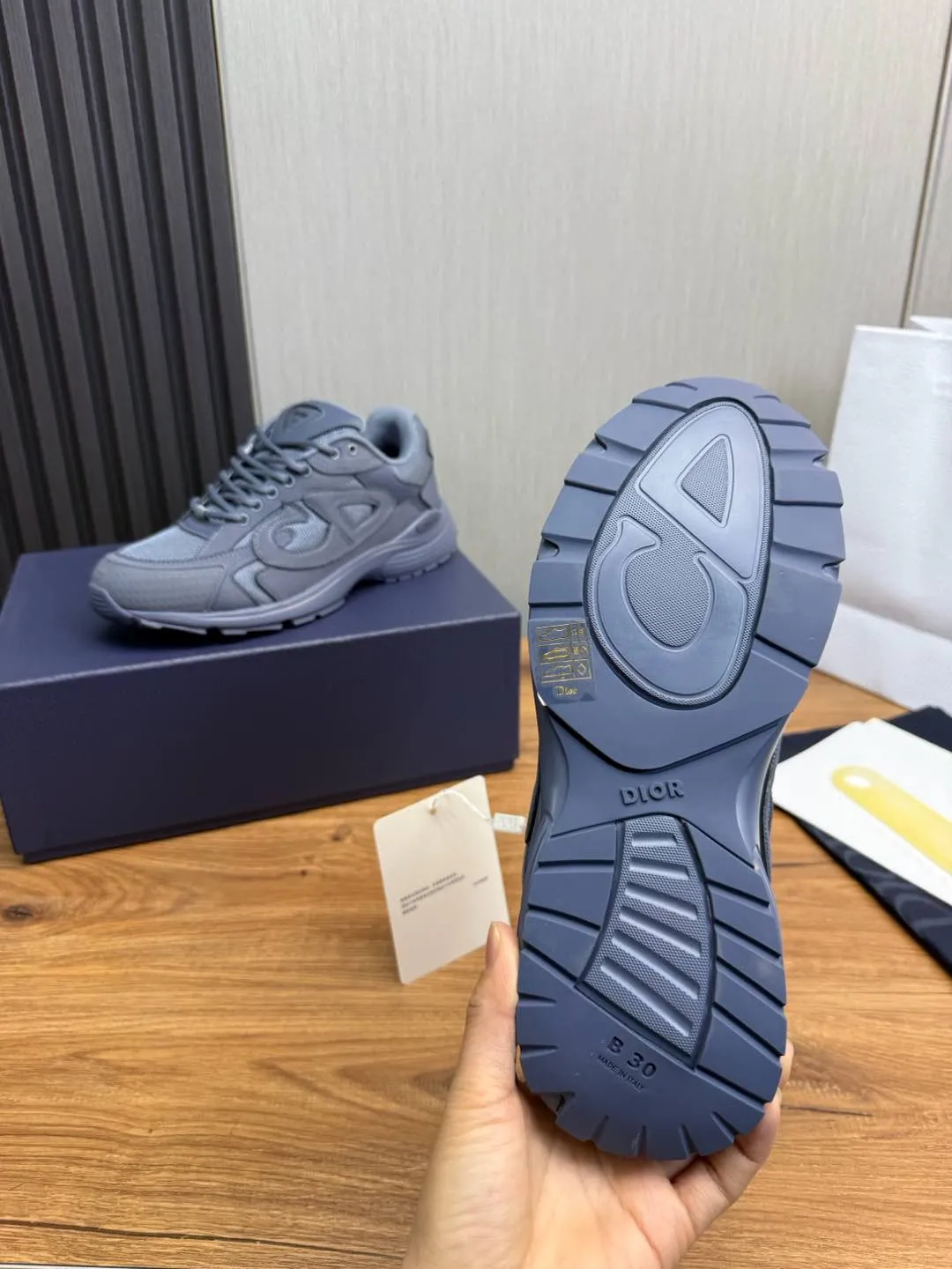 Men's men's shoes 💰740💰 D's Dior ~ New B30 Couple 👫 low-top sneakers ✅ are carefully made of gray mesh fabric and white technical fabric, decorated with reflective "CD30" graphic logo, and "DIO ~ B30" and "CD30" logos on the heel and tongue. An extra-light, sculpted rubber sole with signature accents adds style, while internal stretch details create ideal comfort. It can be matched with various casual styles to show the fashionable and modern sports style〰️ Size: 35-40 (customized at 40 for women) 39-45 (customized at 38.45 for men)